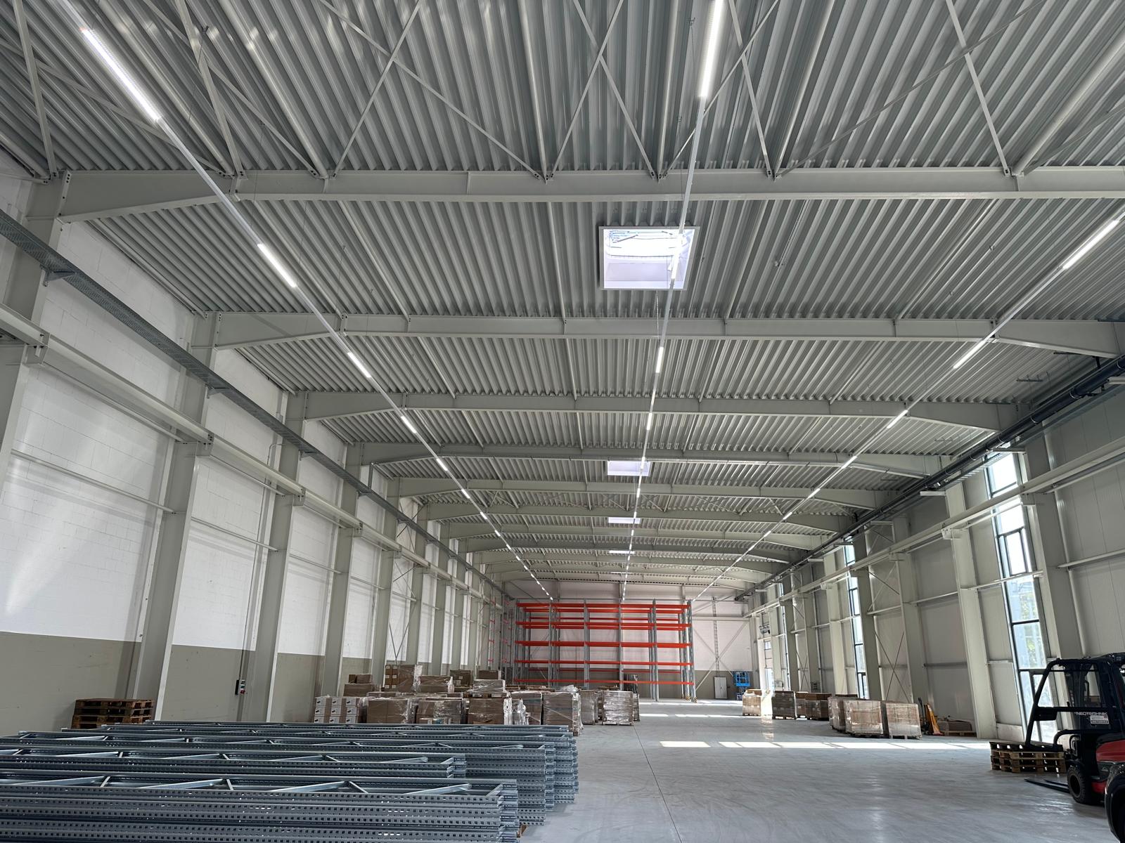 Neue Hochregallagerhalle by Gebhard Stahl in Werl mit installiertem UNIVERSALIS Lighting Trunking System