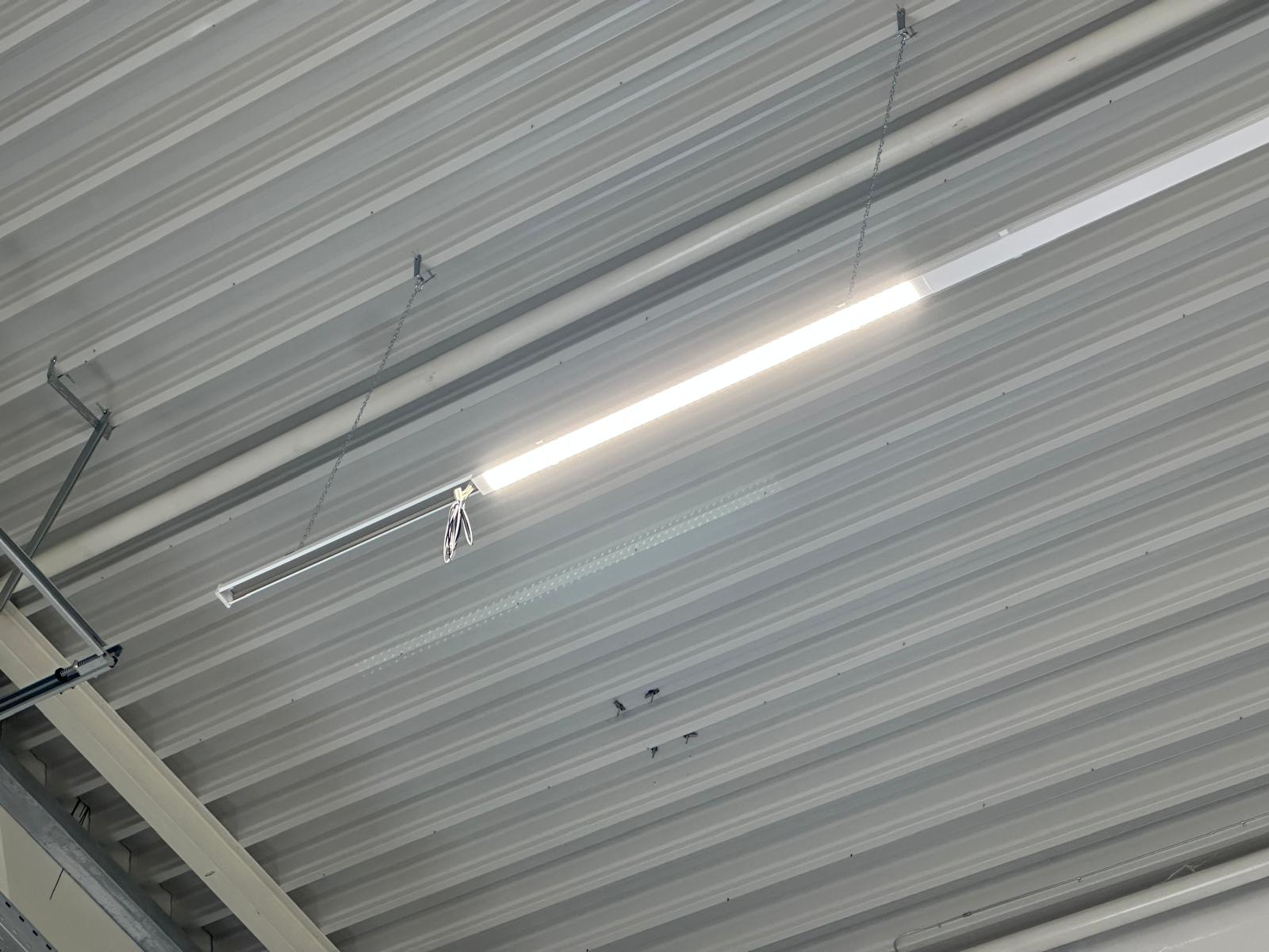 Installiertes UNIVERSALIS Lighting Trunking System mit sichtbaren Anschlüssen