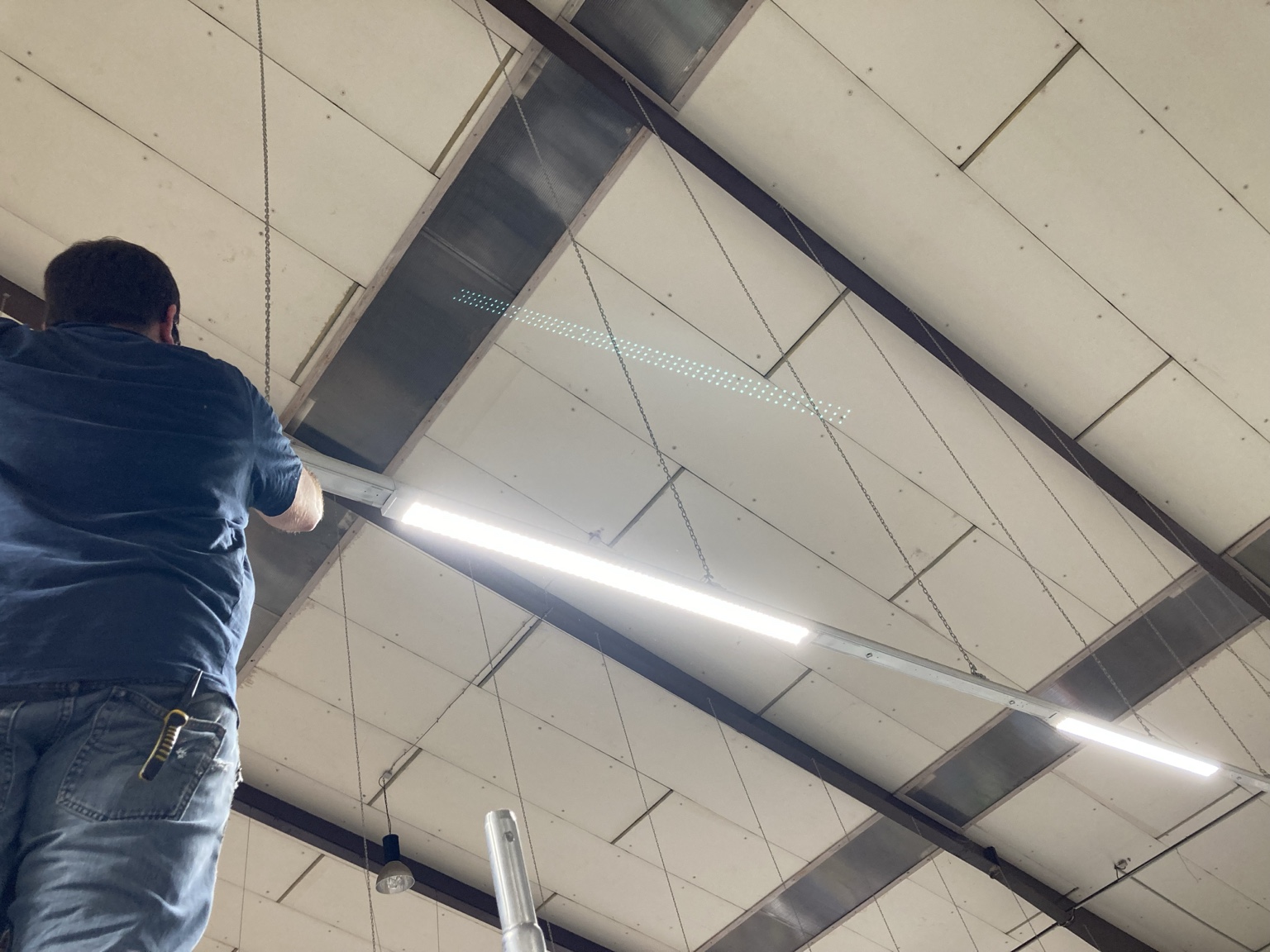 Montage der LED-Lösung in bestehende Tragschienen im Jawoll-Markt Alsfeld