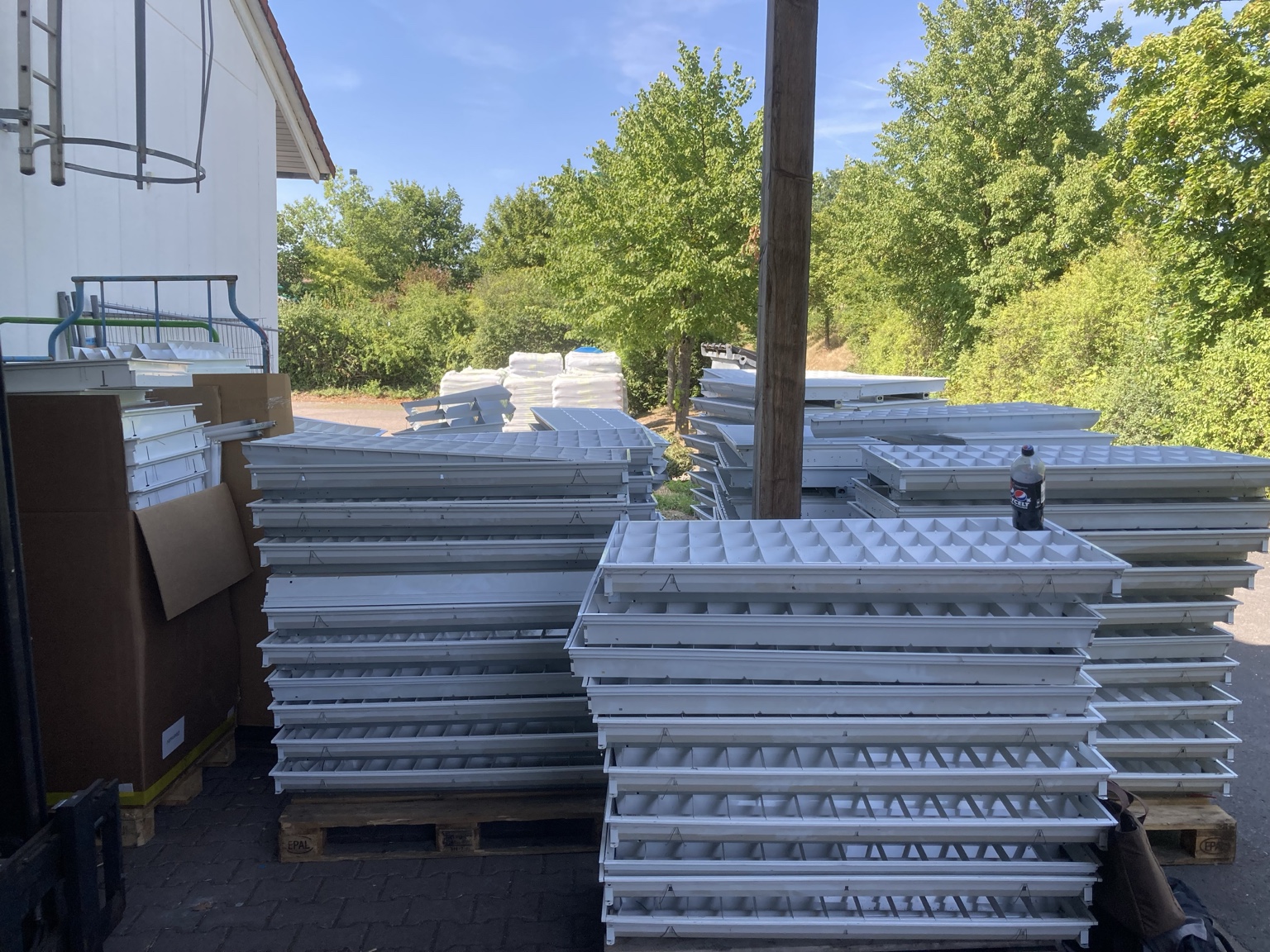 Ausgebaute Altleuchten und Altmaterial zur fachgerechten Entsorgung nach der LED-Umrüstung