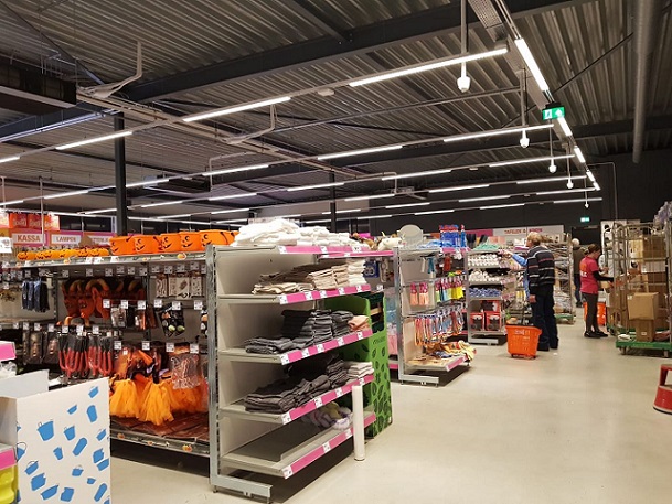 Verkaufsfläche mit flexibler Stromschienenbeleuchtung und LED-Leuchten